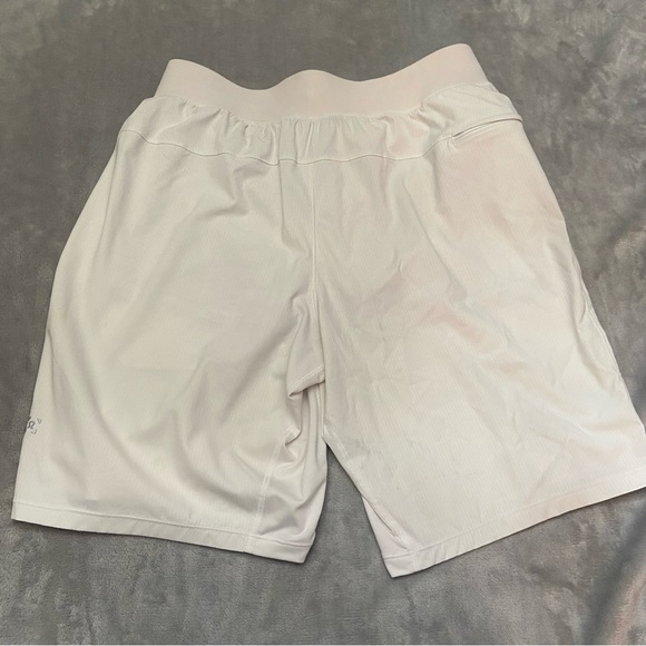 Lululemon T.H.E. Short *9" Updated White 21957 - Picture 5 of 13
